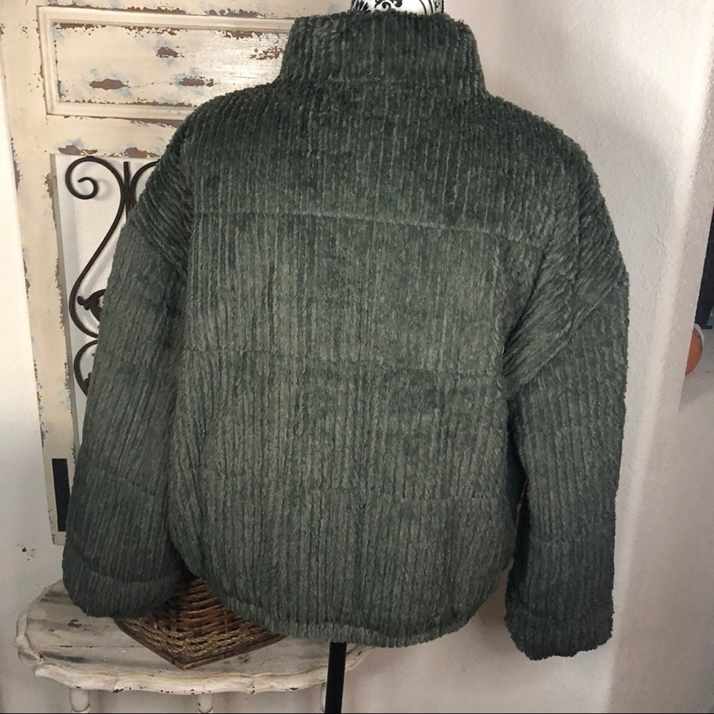 Selling a super cute and trendy jacket!